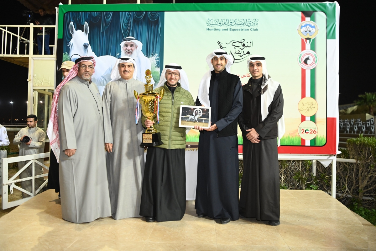 علاء الرومي وحمد الكندري يُسلمان كأس «مربط النواصي» للفائزين