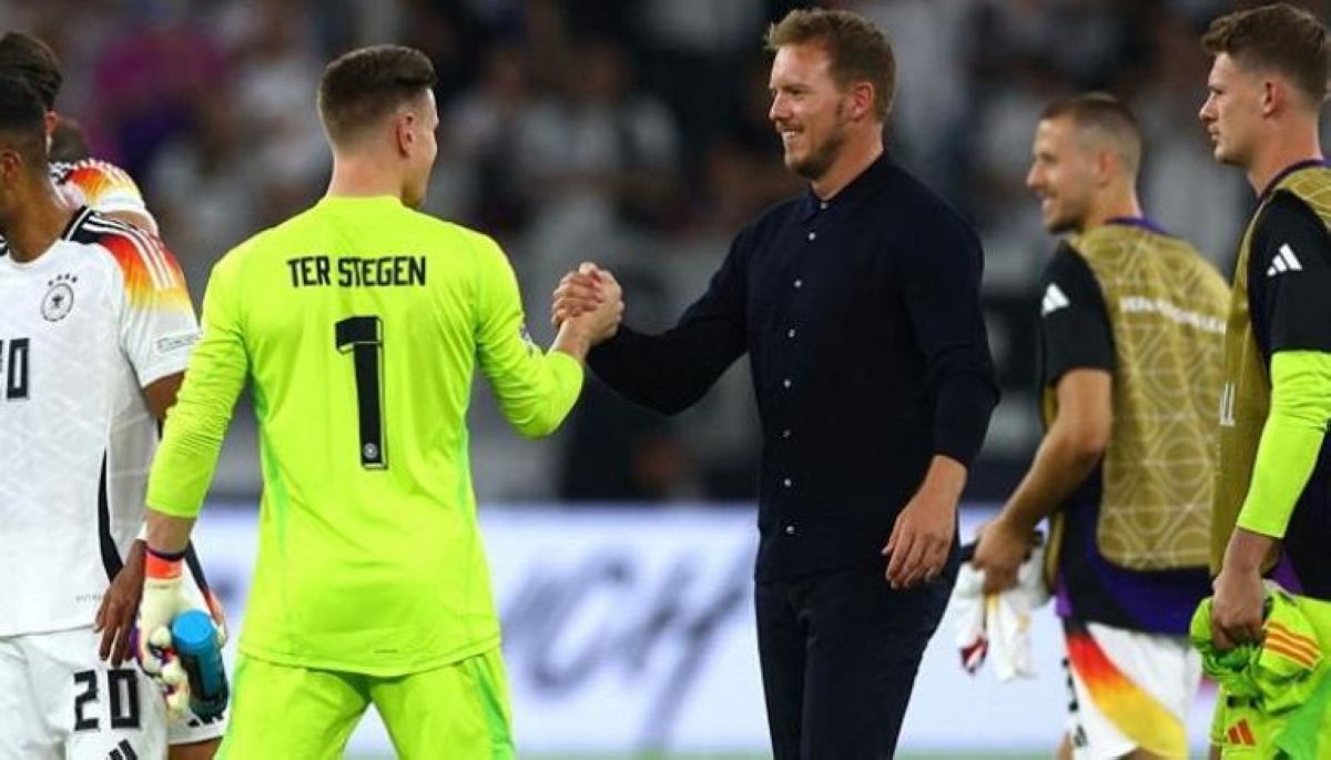 يوليان ناغلسمان مصافحاً مارك-أندريه تير شتيغن