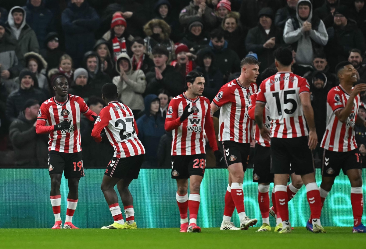 لاعبو سندرلاند يحتفلون بهدف حبيب ديارا (أ ف ب)