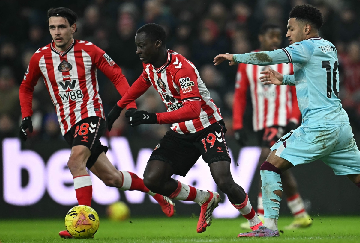 حبيب ديارا منطلقاً بالكرة خلال المباراة أمام بيرنلي (أ ف ب)