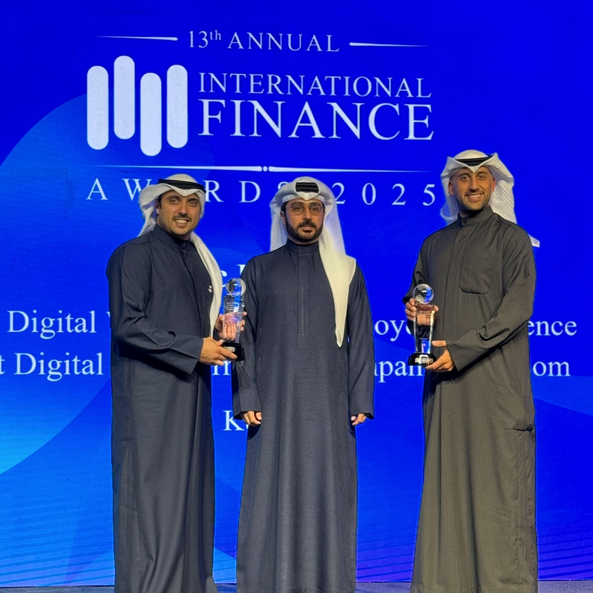 النويبت والكندري خلال تسلمهما الجائزتيين في الحفل الذي أقيم في دبي