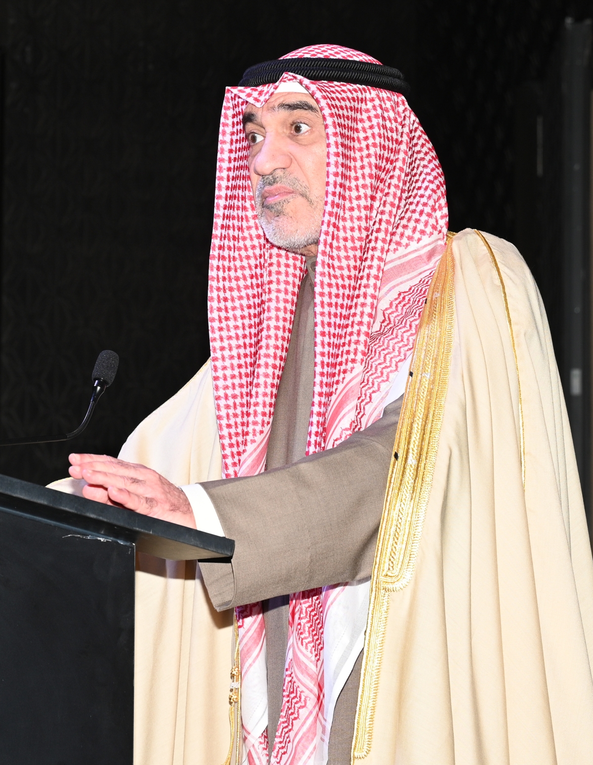 اليوسف متحدثاً في افتتاح الملتقى