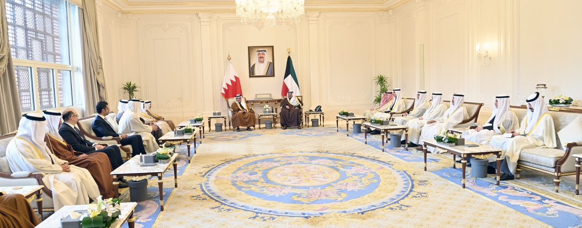 سمو ولي العهد خلال استقباله الامير سلمان بن حمد والوفد المرافق