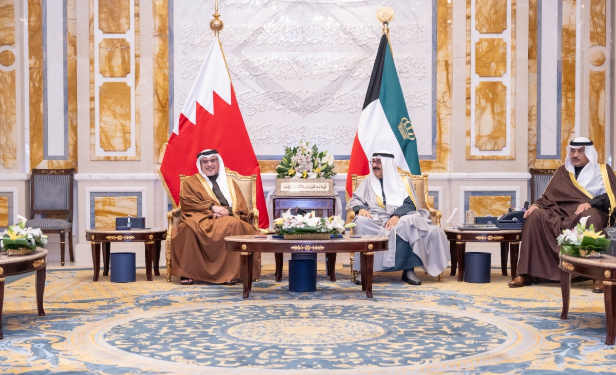 صاحب السمو مستقبلاً بحضور سمو ولي العهد الأمير سلمان بن حمد بمناسبة زيارته الرسمية 