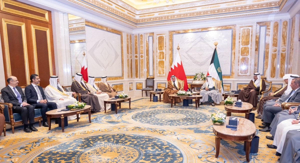 جانب من استقبال سمو الأمير لولي عهد البحرين والوفد المرافق 