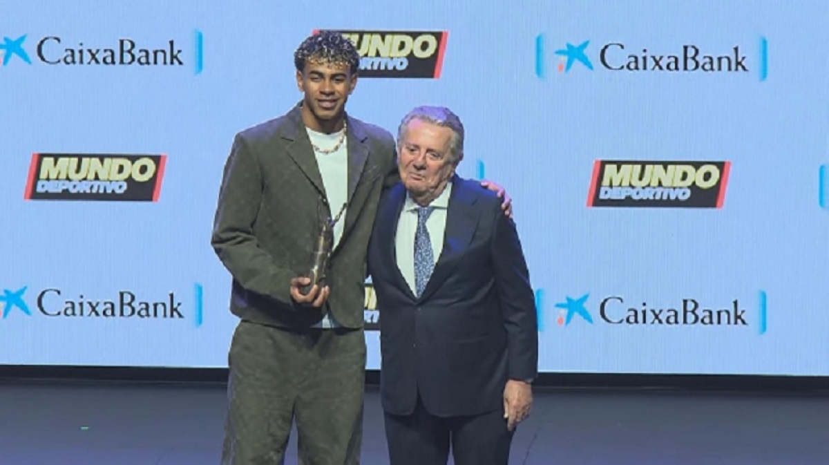 لامين يامال حاملاً الجائزة