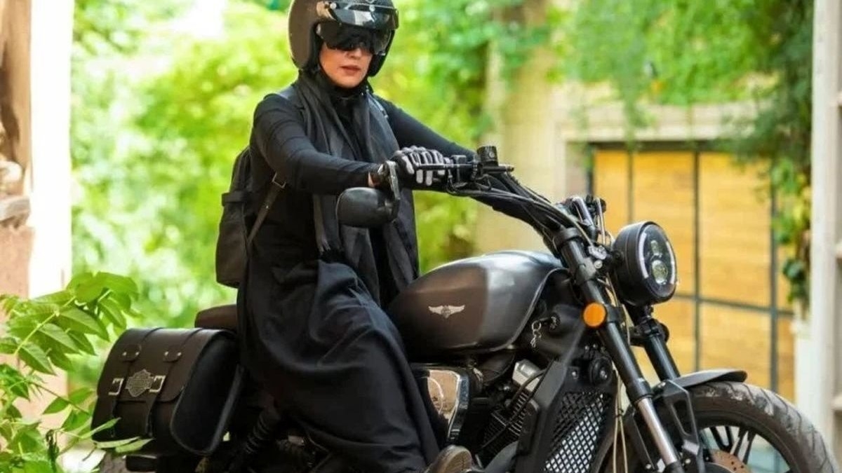 إيرانية تقود دراجة نارية (قناة العالم الإيرانية) 