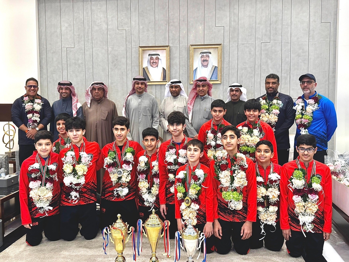 الجلاهمة يتوسط وفد منتخب الكويت للإسكواش