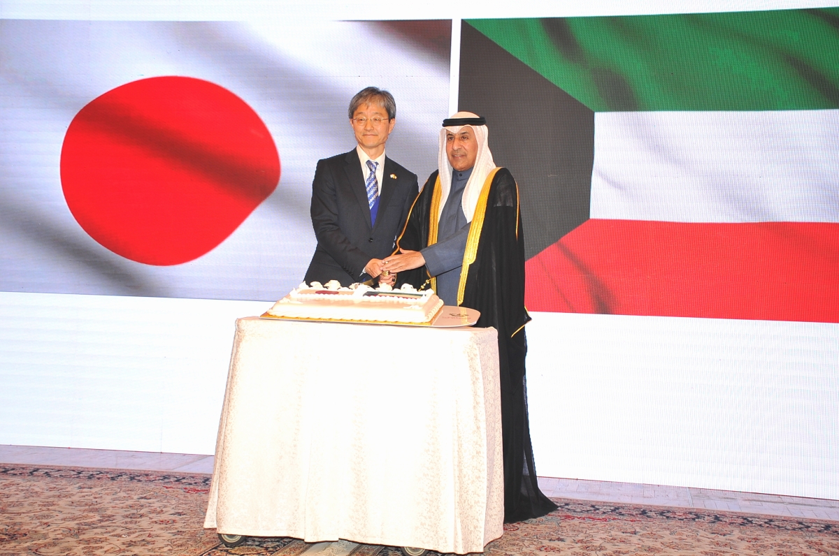 السفير الديحاني والسفير الياباني يقطعان قالب حلوى الاحتفال