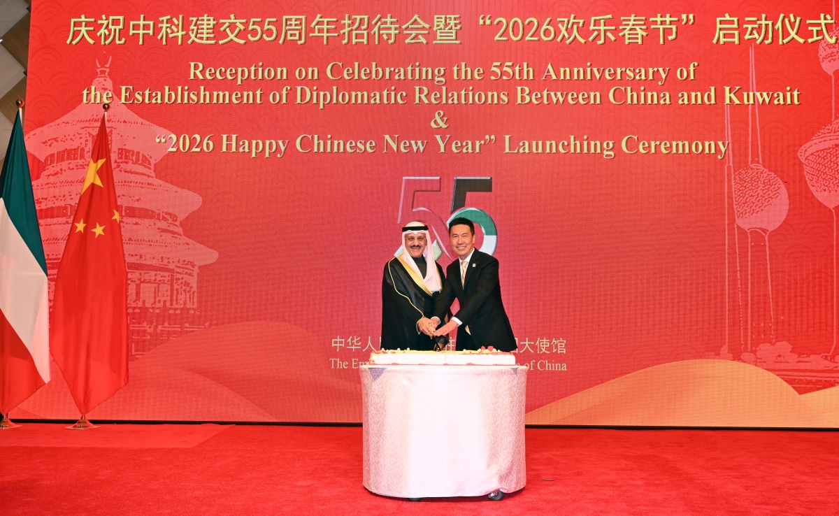 حيات والسفير شين يقطعان قالب الحلوى (تصوير أسعد عبدالله)