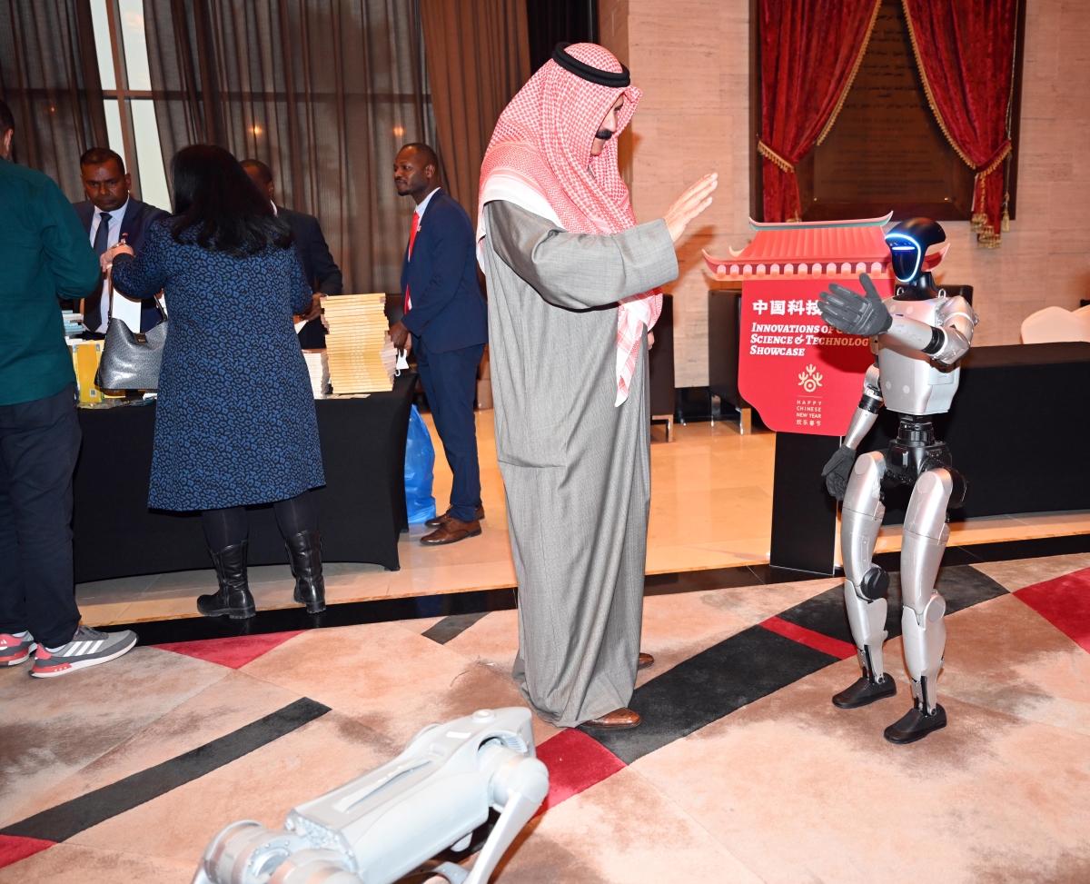 إنسان روبوت يرحّب بالضيوف