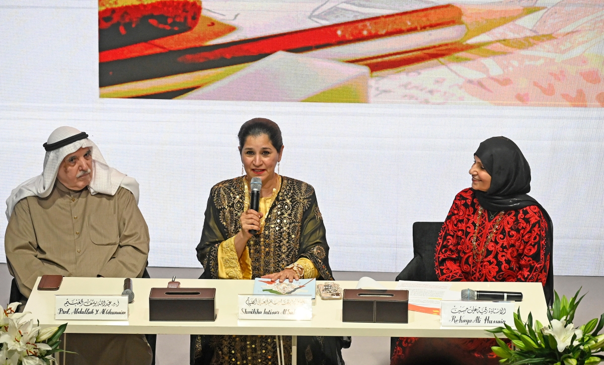 إنتصار الصباح تتوسط رقية علي حسن ويوسف عبدالله الغنيم