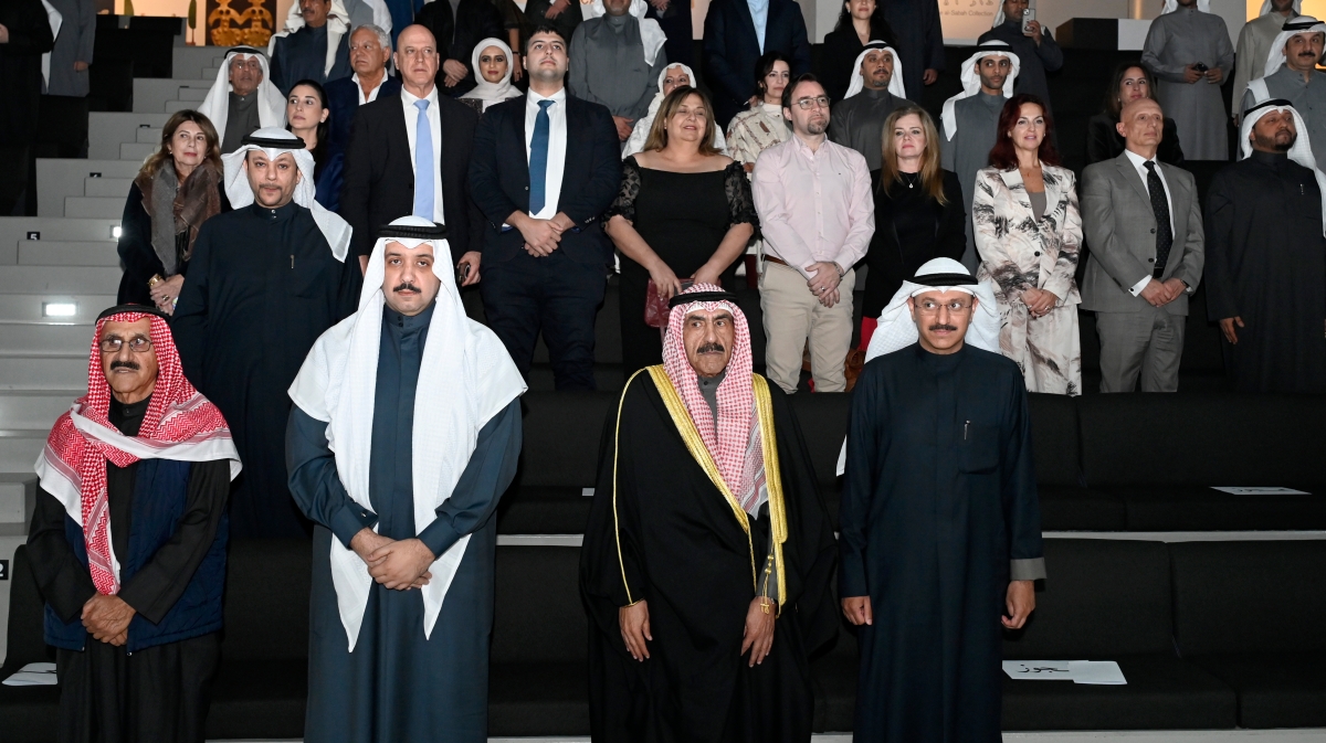 الوقوف للسلام الوطني (تصوير سعود سالم)