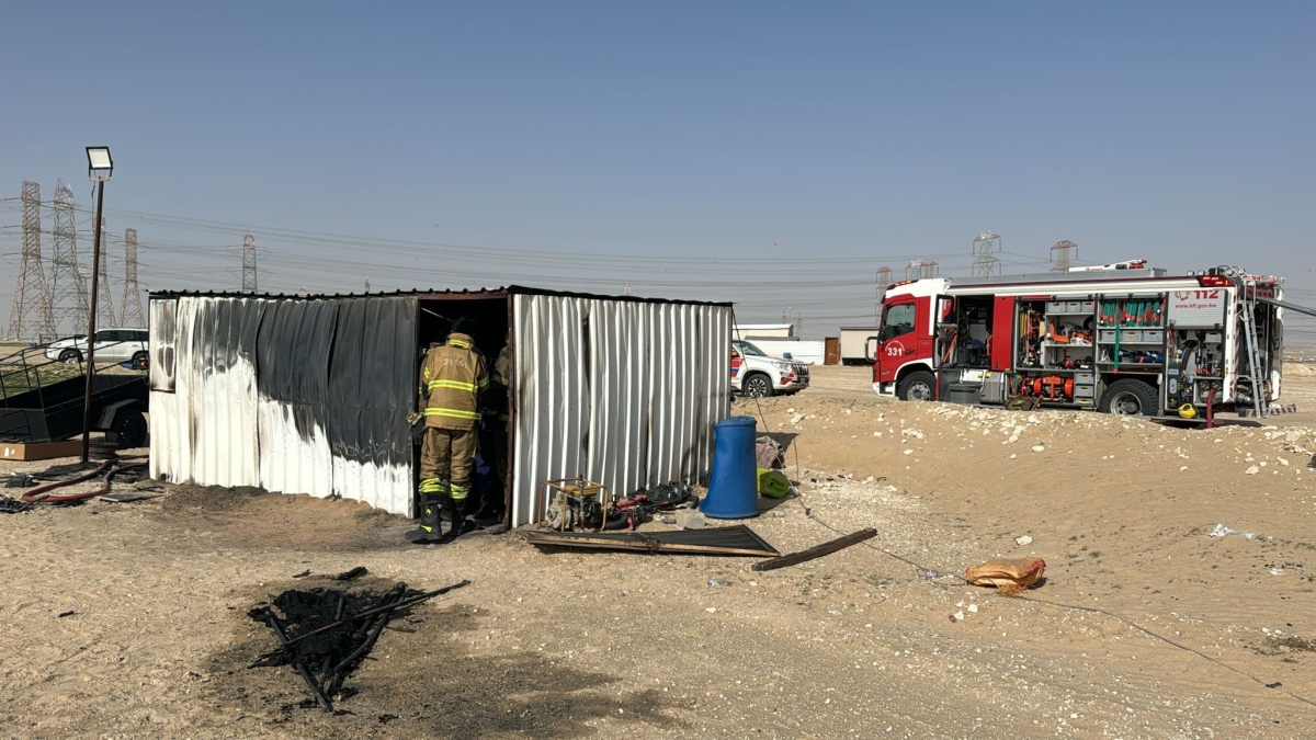 إطفائي يُعاين موقع الحريق 