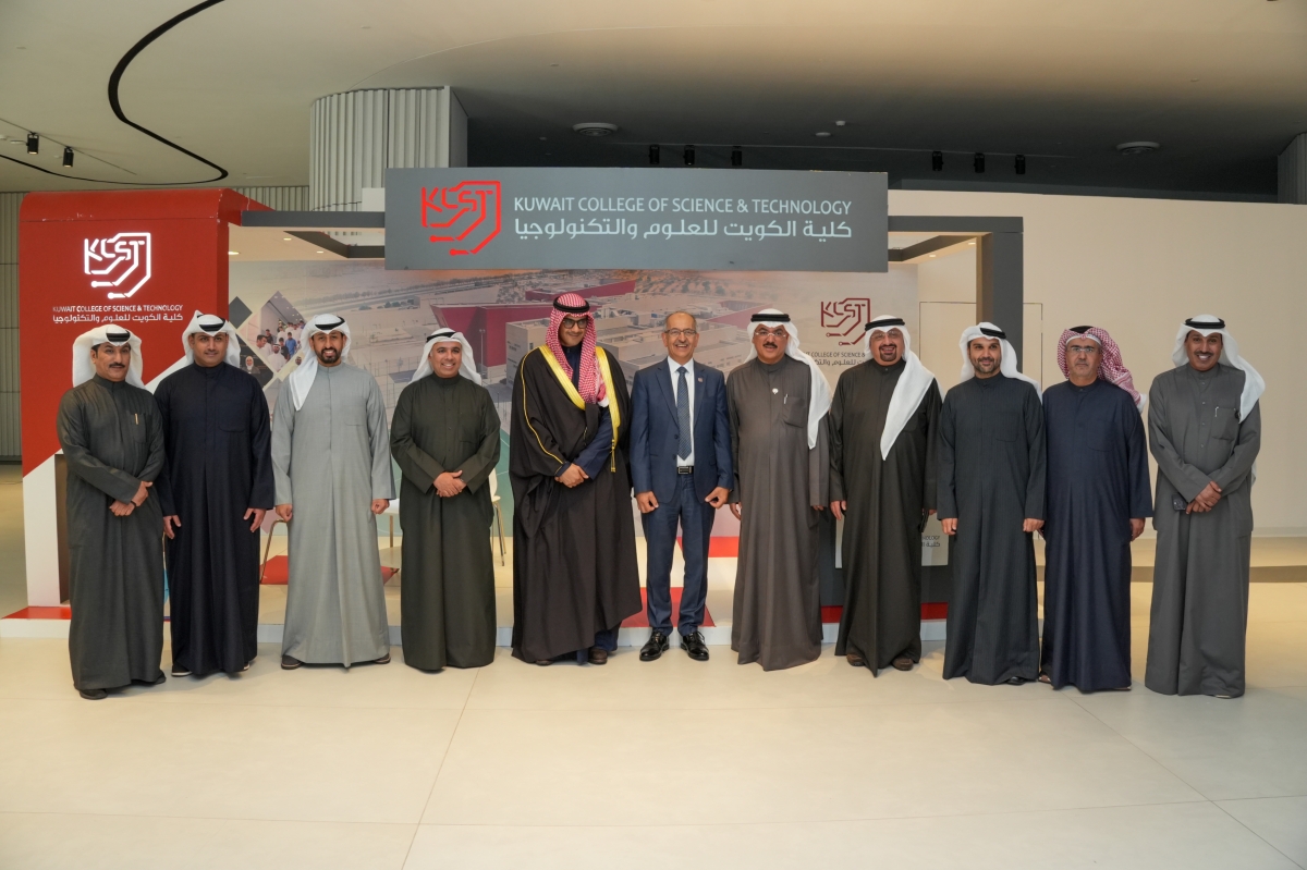 وزير التربية والمشاركون أمام جناح الكلية في المعرض