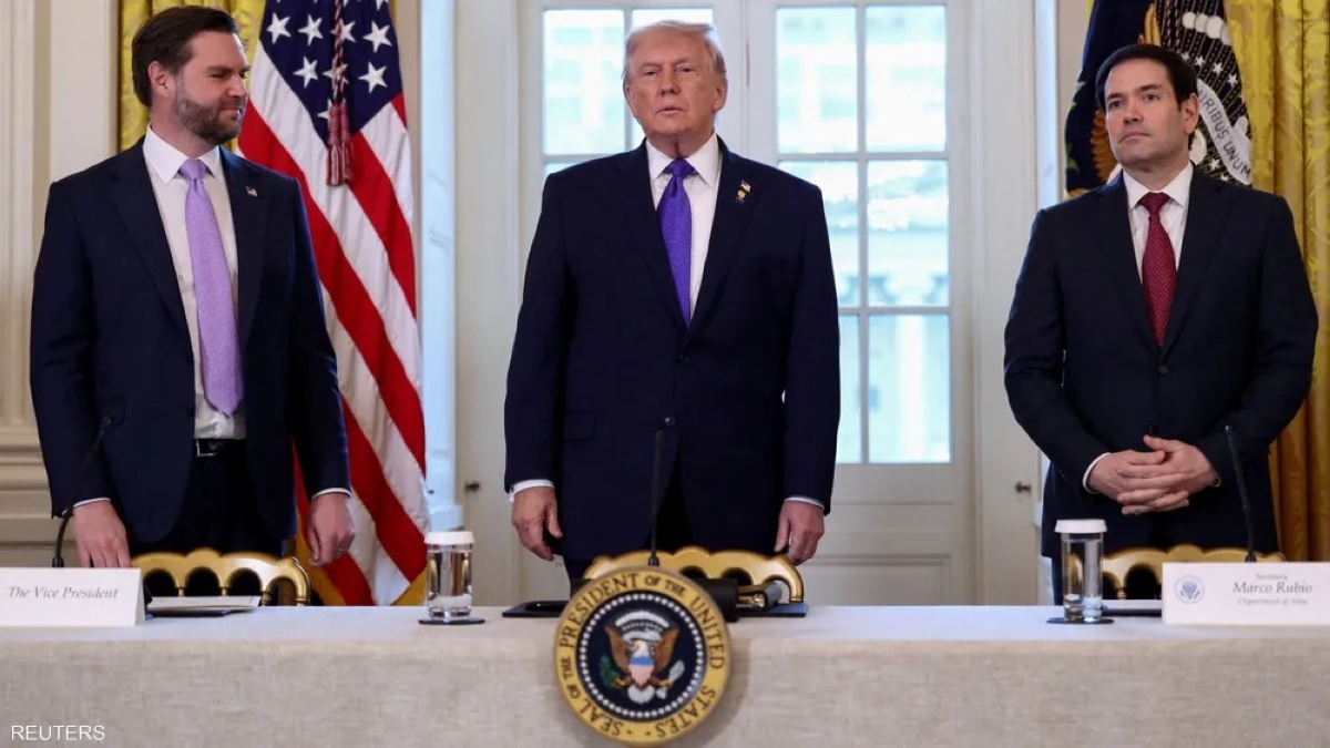 ترامب مُتوسّطاً فانس وروبيو في المكتب البيضاوي (أرشيفية)