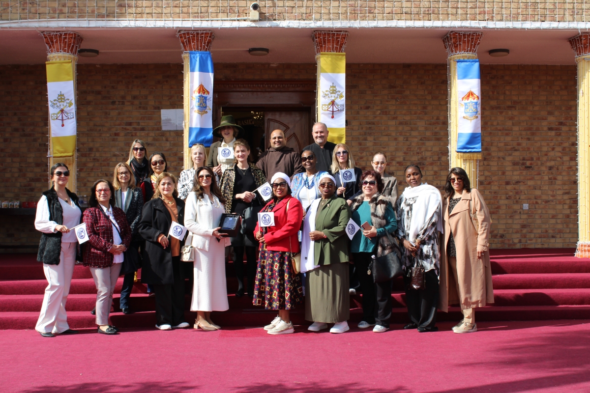 الأب داريل بريون فرنانديز يتوسط مجموعة المرأة الدولية