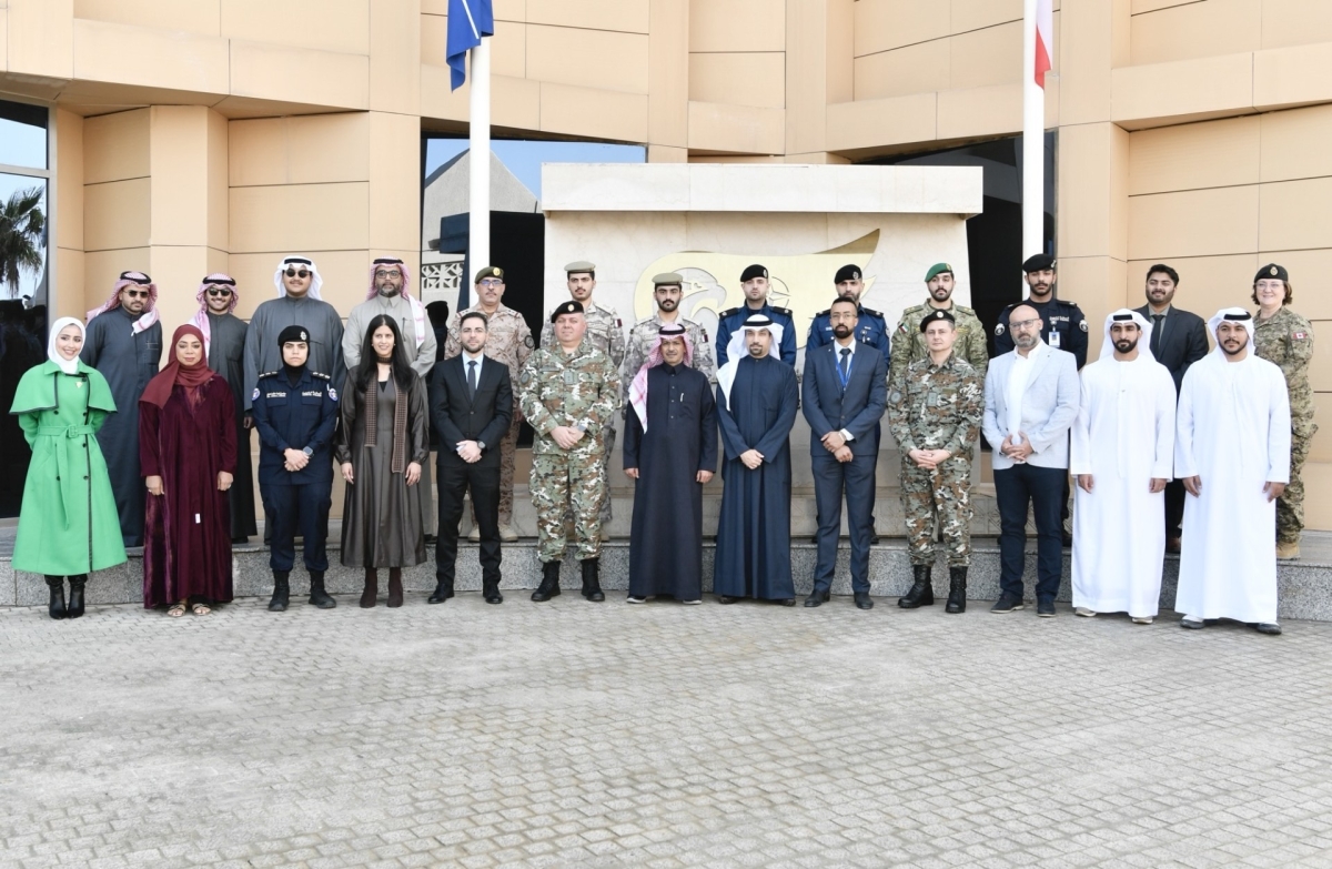 صورة جماعية لمنظمي دورة الشؤون العامة والمشاركين فيها