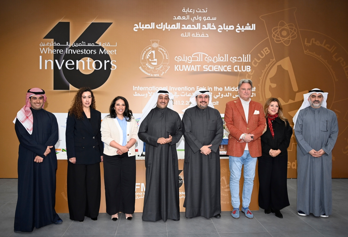 طلال الخرافي متوسطاً الشيخة شيخة محمد الجراح وفيصل صرخوه وسجى الفضالة وعبدالرحمن الفضالة وديفيد فاروقي وفدوى درويش ومحمد الصفار