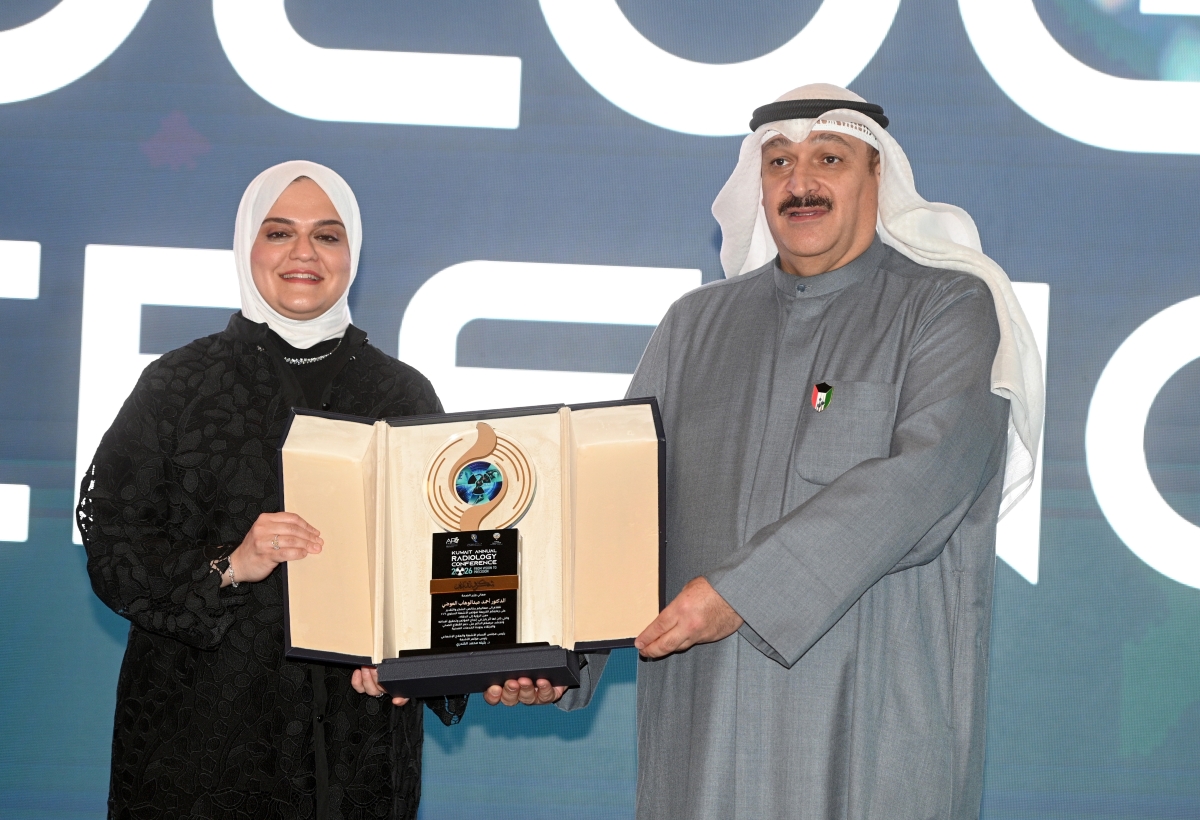 بثينة الكندري تُكرّم وزير الصحة (تصوير نايف العقلة)