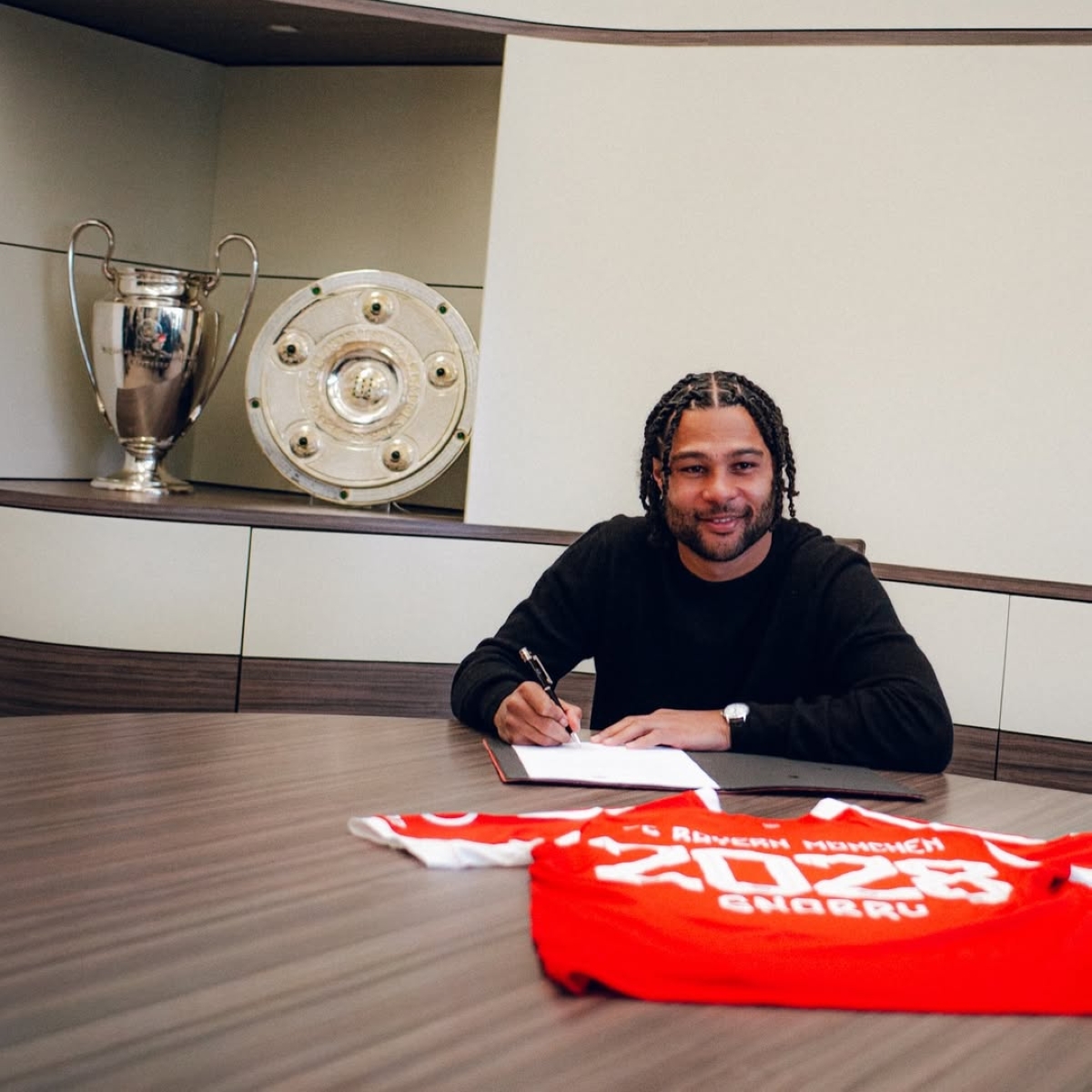 سيرج غنابري موقعا العقد