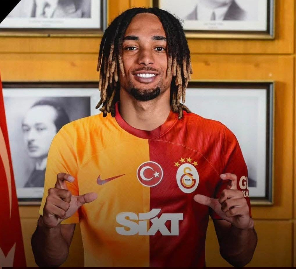 ساشا بوي بقميص غلطة سراي