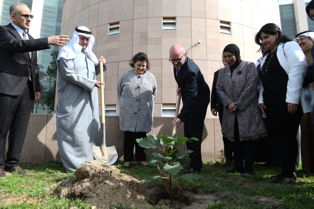 الشيخة هالة خلال زراعة شجرة الصداقة