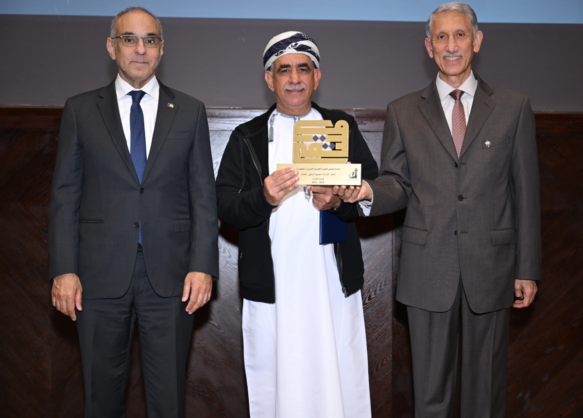 الرفاعي مُقدماً الجائزة إلى الرحبي بحضور الجسار