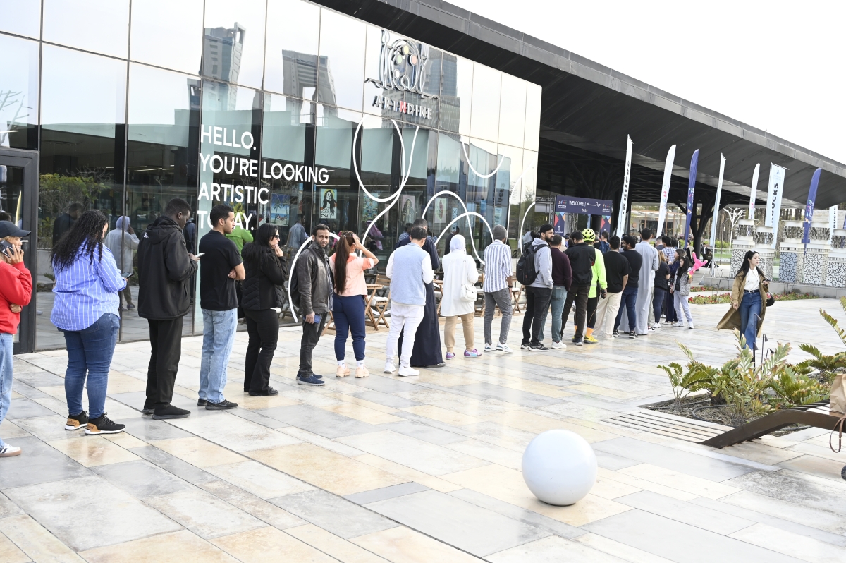 طوابير لتسلم التجهيزات