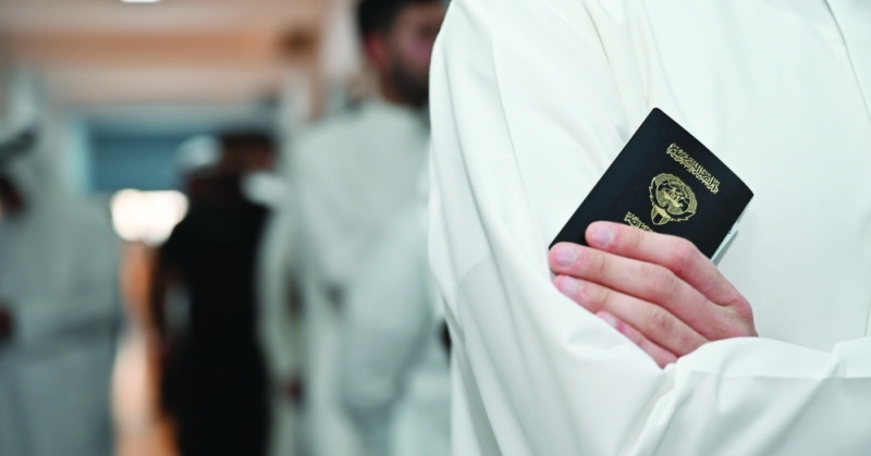 الكويت – 6 ساعات الإطاحة بشبكة تزوير جنسية.. سقوط 3 مزورين و133 مُعالاً