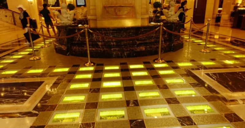 فندق يقتلع أرضيته الذهبية ويبيعها بملايين الدولارات 