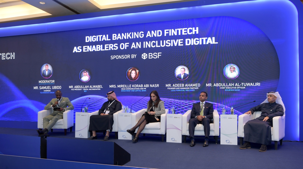 التويجري مع المشاركين في الجلسة النقاشية