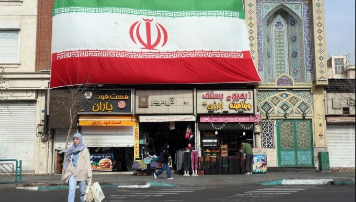 العلم الإيراني فوق أحد المتاجر في طهران
