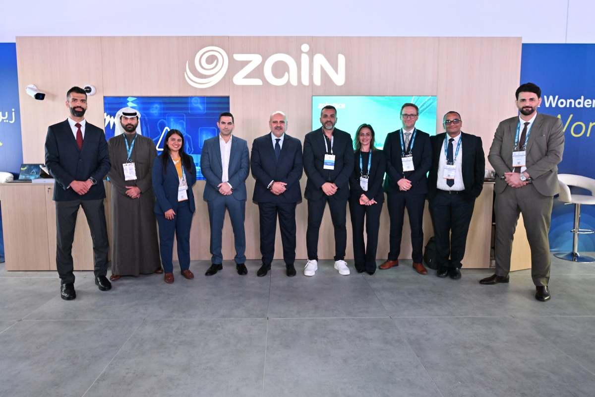 أندرو حنّا ومحمد حرب يتوسّطان فريق «ZainTECH»