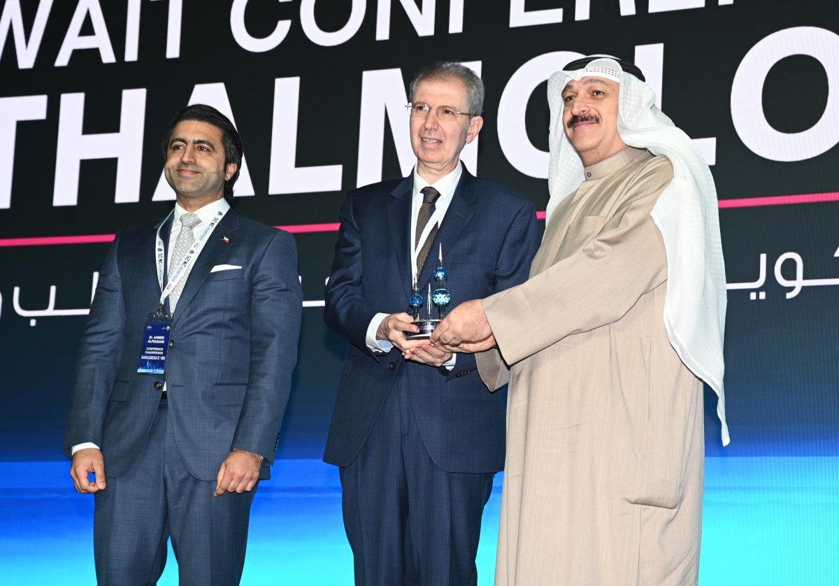 العوضي مكرماً أحد المشاركين بالمؤتمر