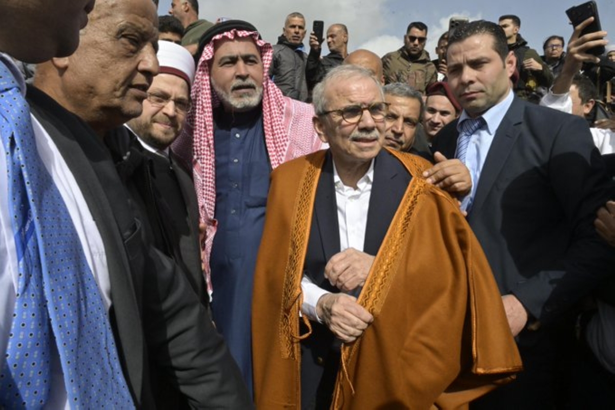 أهالي بلدة يارين الحدودية يقدمون لسلام العباءة العربية