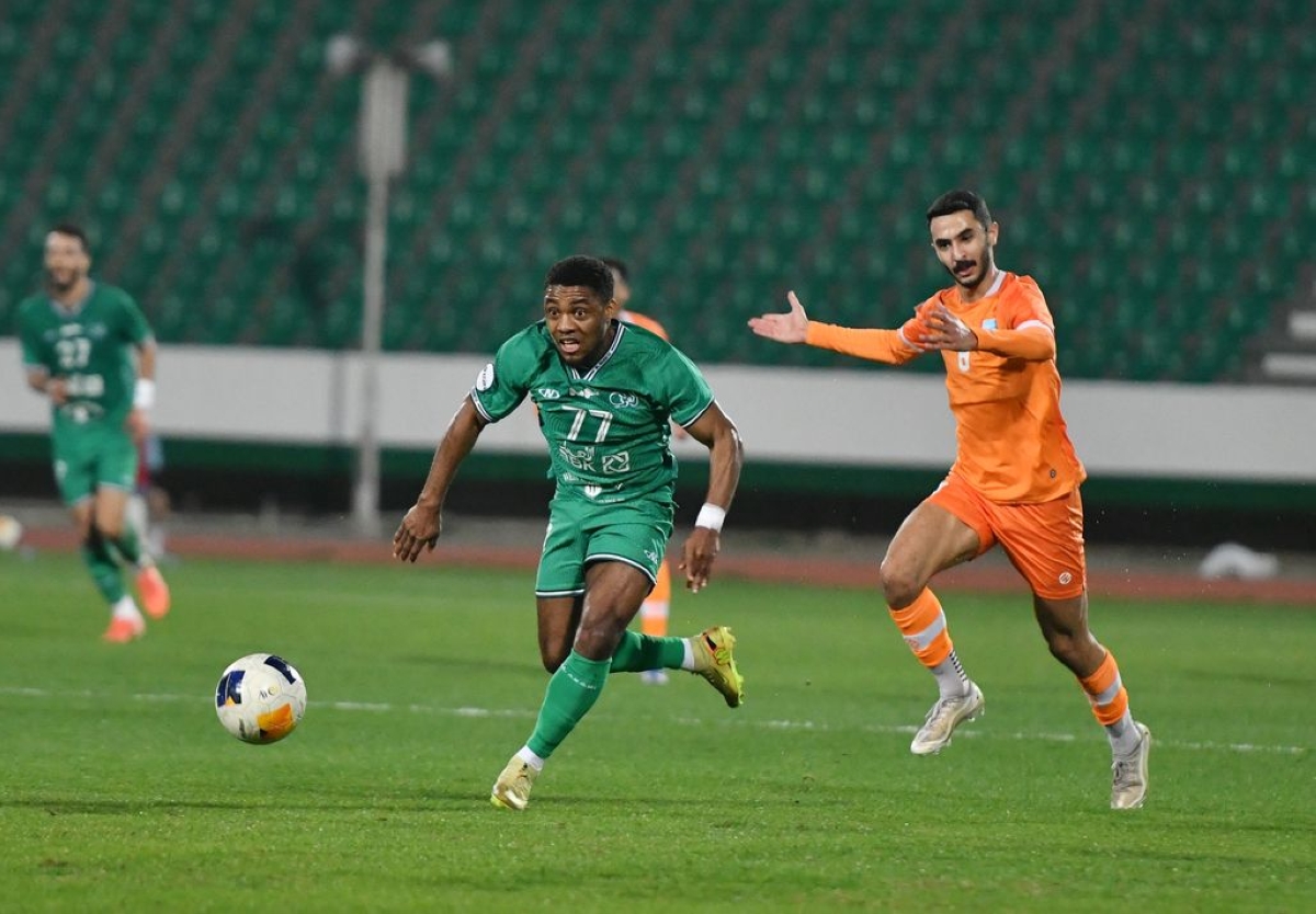 محترف «الأخضر» إيولا ينطلق بالكرة