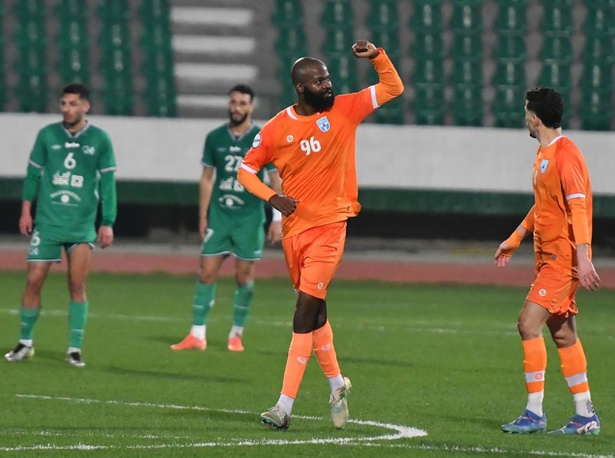 محترف كاظمة ديديه محتفلاً بهدف الفوز