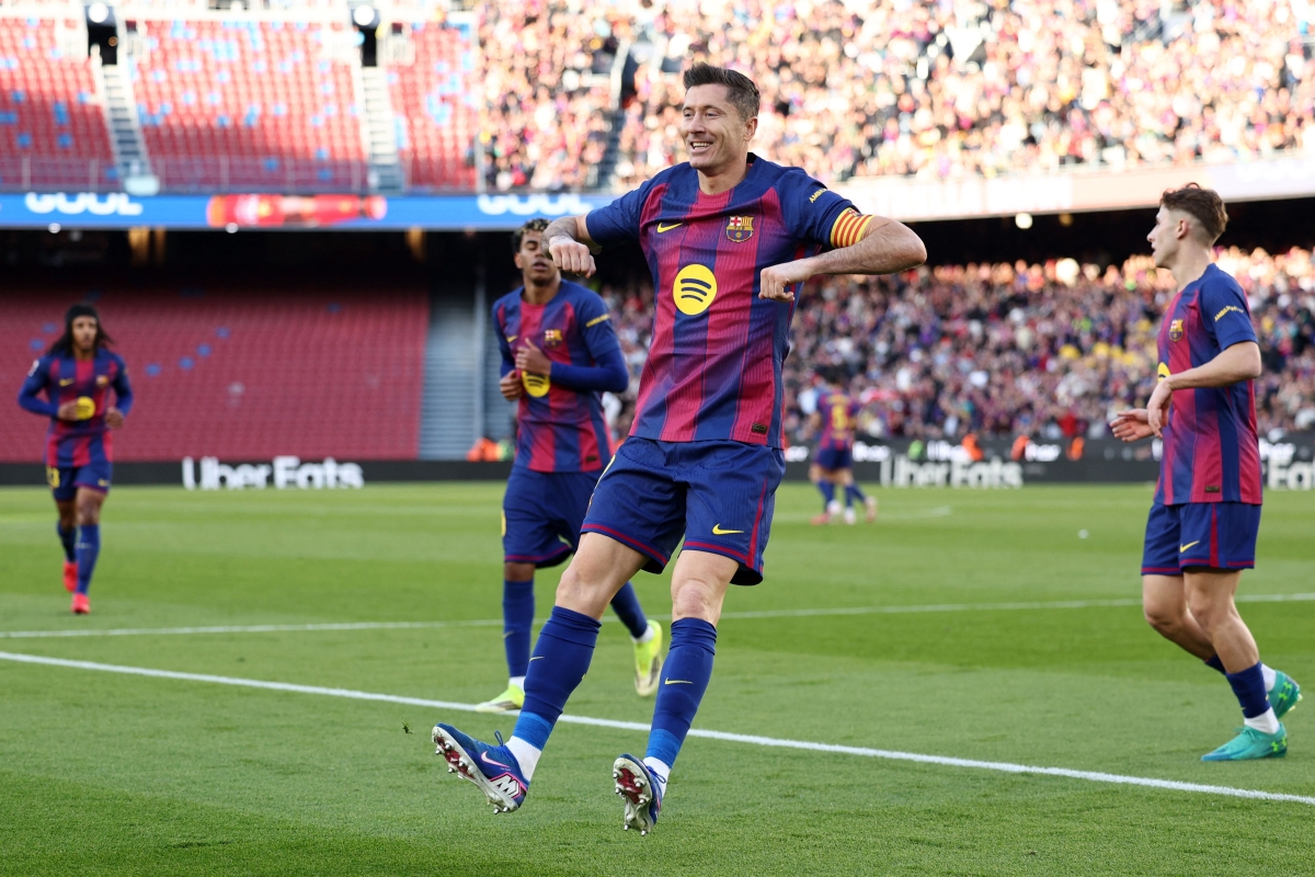 روبرت ليفاندوفسكي محتفلاً بهدفه في مرمى مايوركا (أ ف ب)