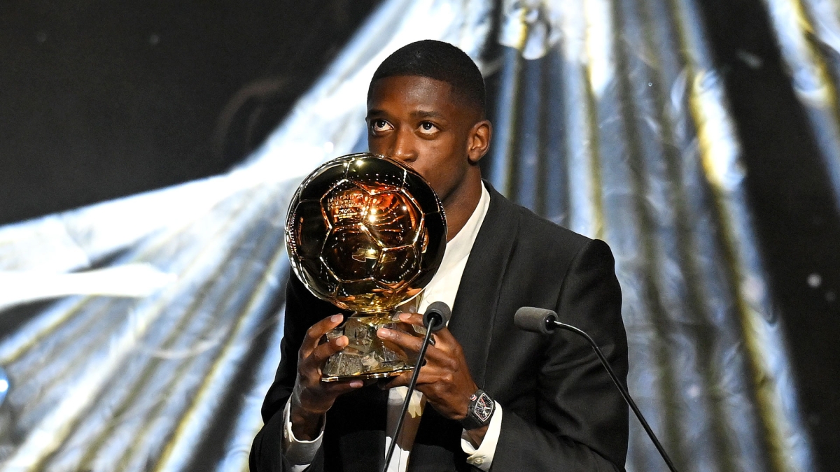 عثمان ديمبيلي مقبلاً الكرة الذهبية