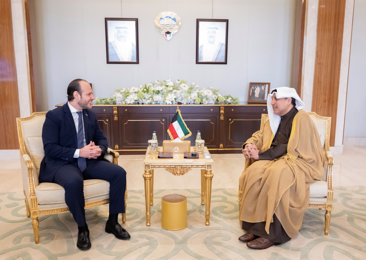 وزير شؤون الديوان الأميري مستقبلا سفير جمهورية السلفادور 