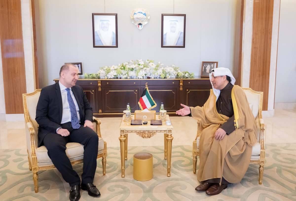 وزير شؤون الديوان الأميري مستقبلا سفير جمهورية جورجيا 