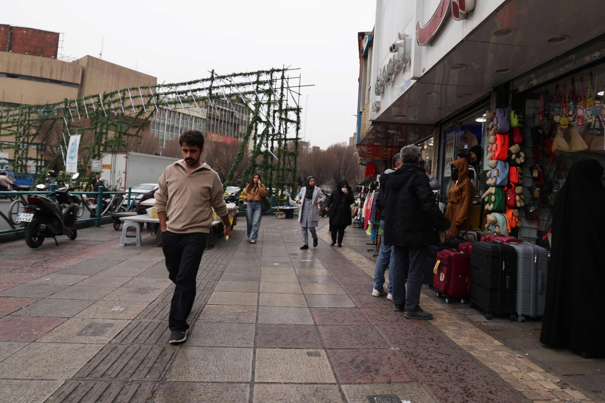 إيرانيون يتسوّقون في طهران (أ ف ب)