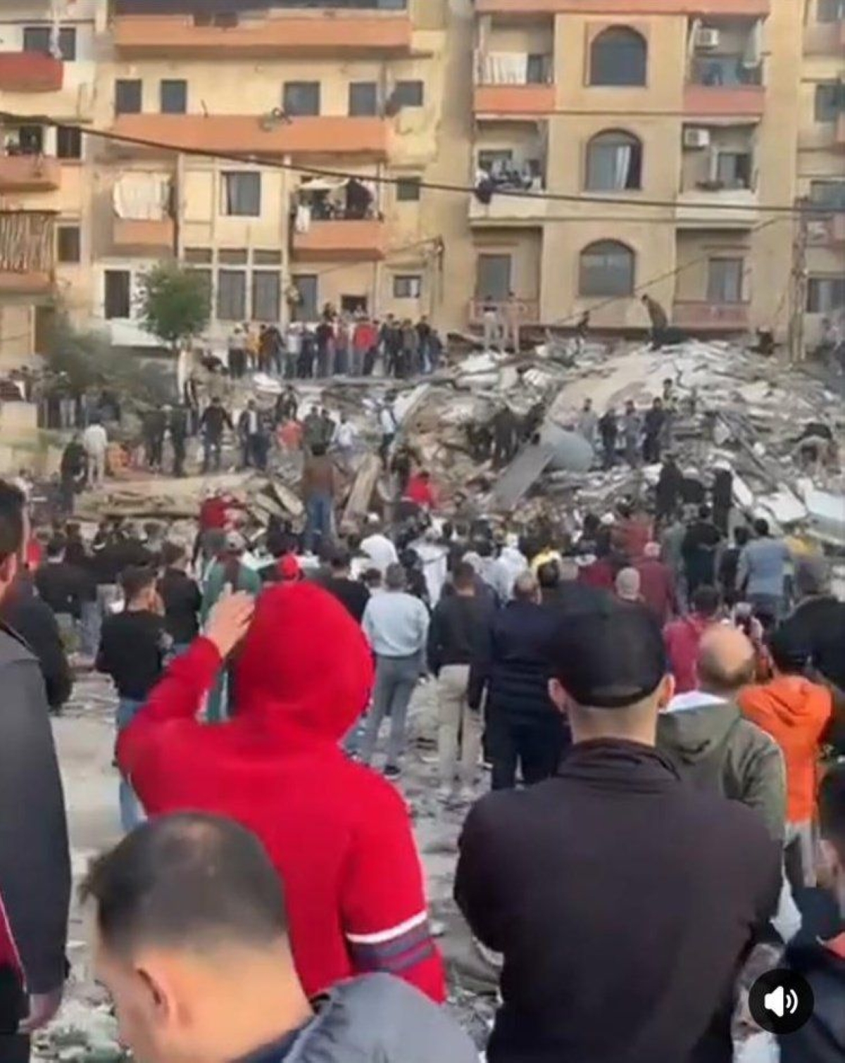 لبنانيون يبحثون عن ناجين تحت ركام المبنى المُنهار في طرابلس