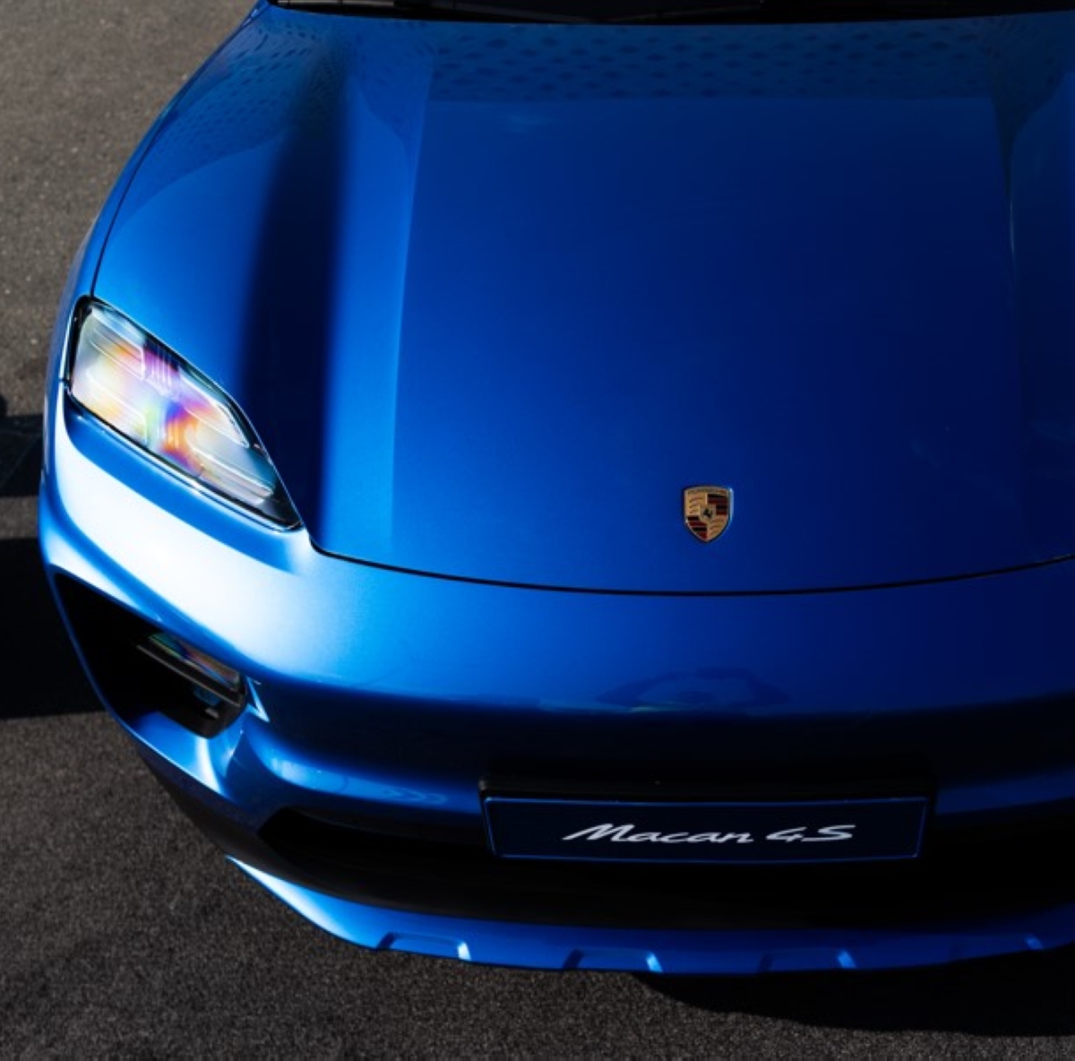 بورشه مَكان الياقوت الأزرق... تُحفة تُخاطب الحضور