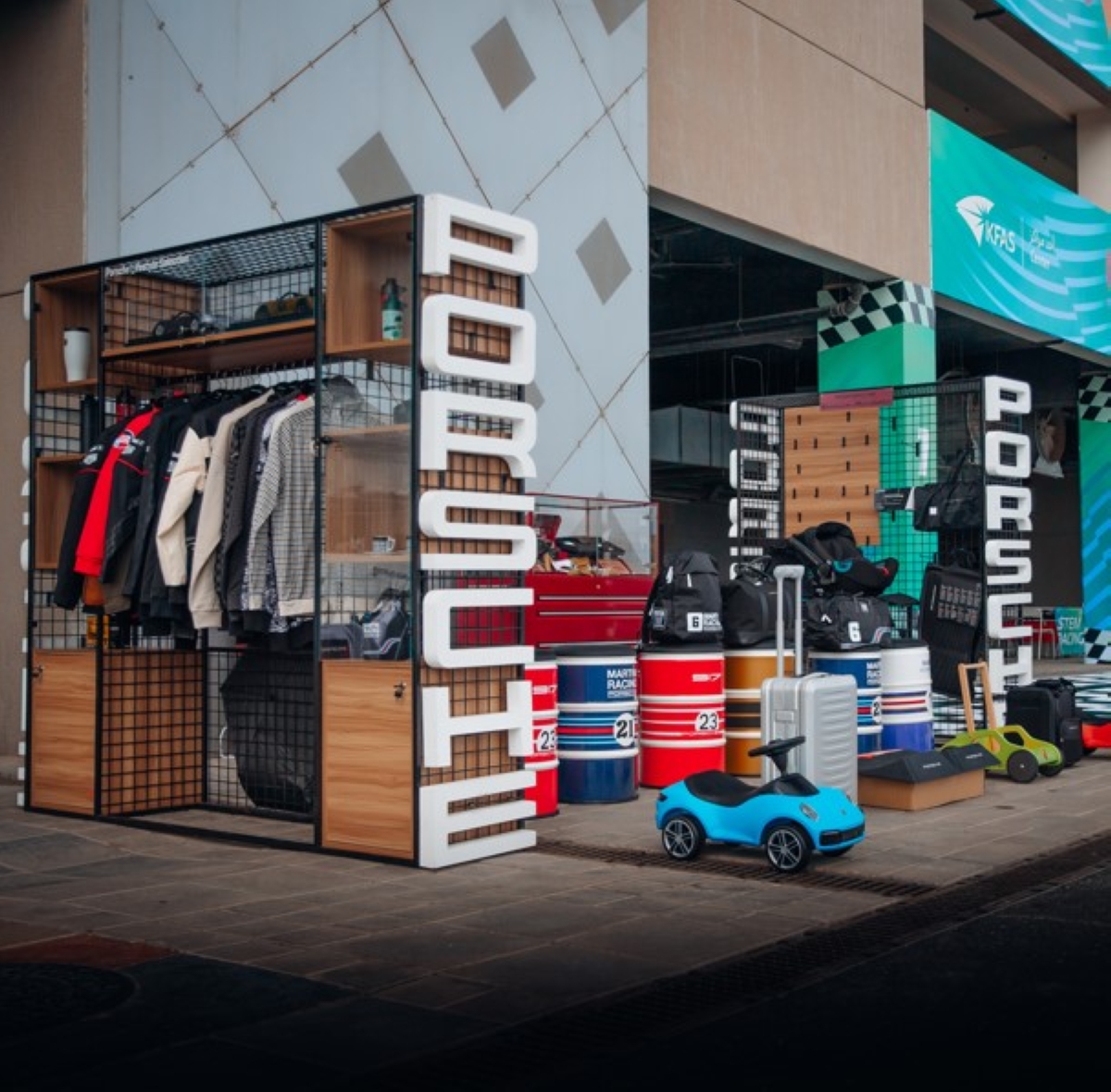 ركن خاص لمنتجات واكسسوارات بورشه لايف ستايل