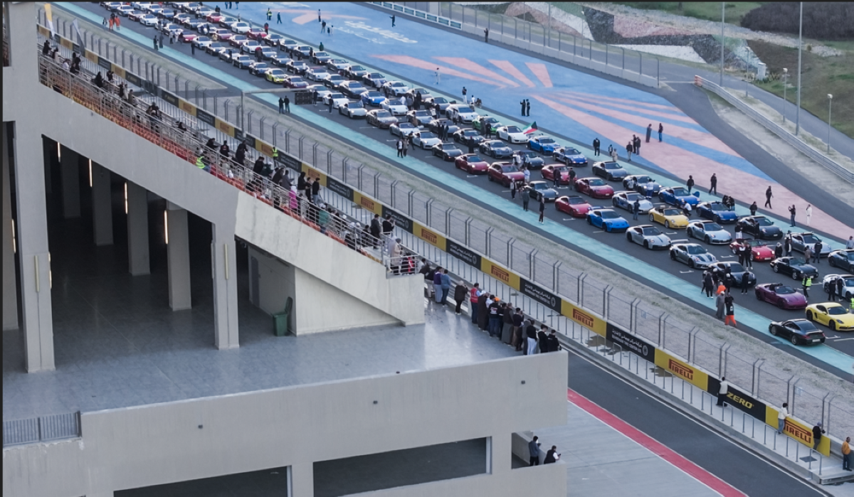 مسيرة سيارات بورشه تخطف الأنظار بألوانها وطرازاتها الأيقونية.