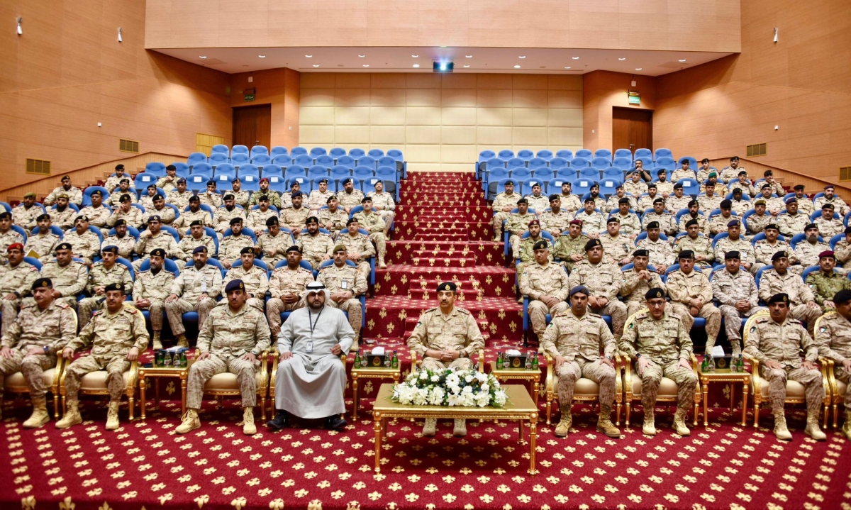 الفريق الشريعان ووكيل الدفاع ونائب رئيس الأركان والقيادات العسكرية خلال تقديم الإستراتيجية العسكرية الوطنية