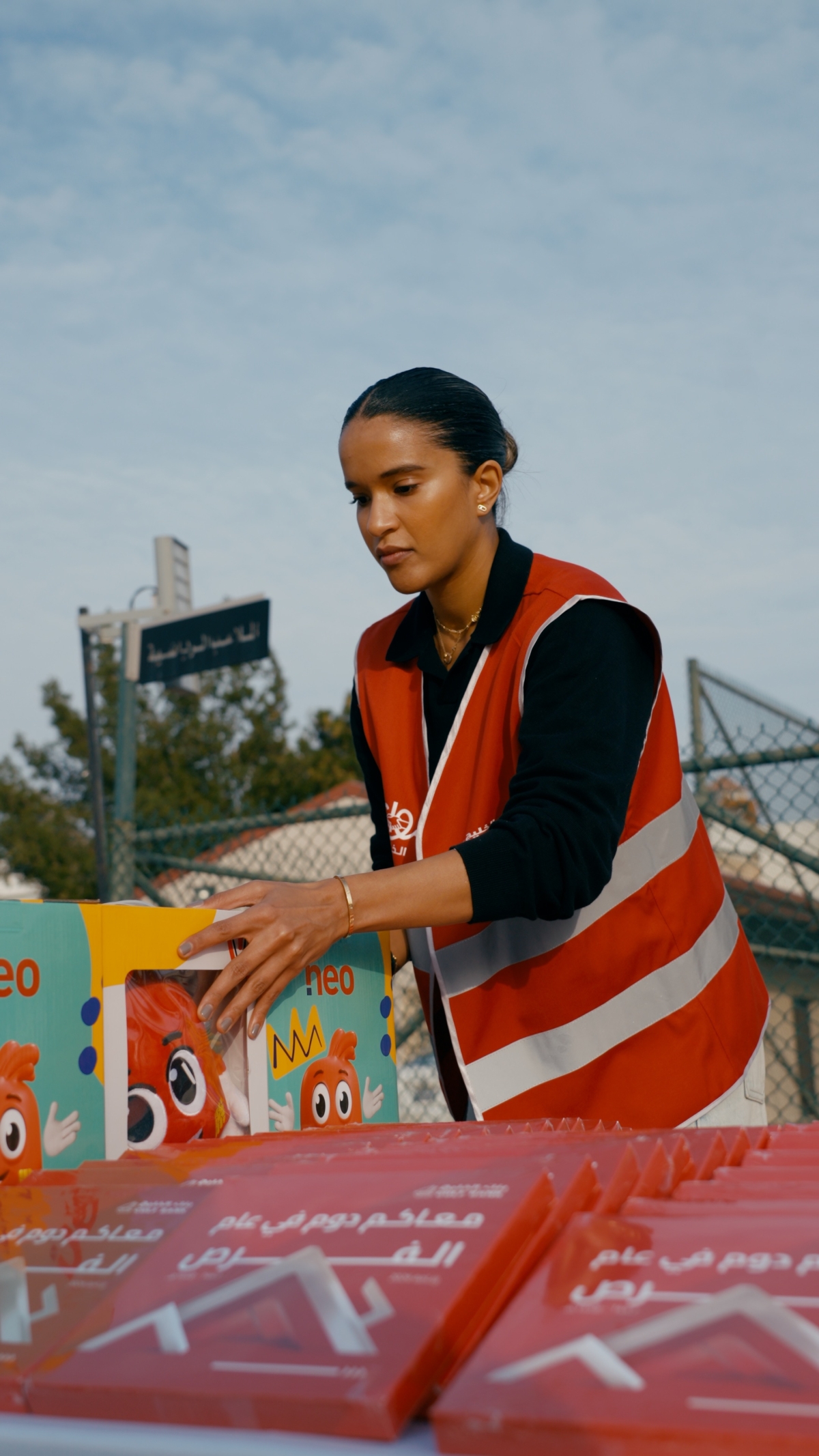 إحدى موظفات البنك توزع الهدايا على الأطفال 