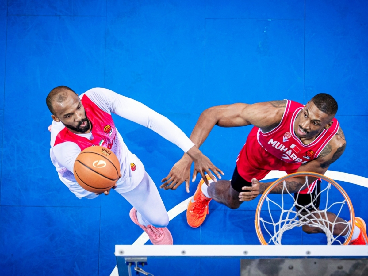 حمد عدنان محاولاً التسجيل في سلة المحرق